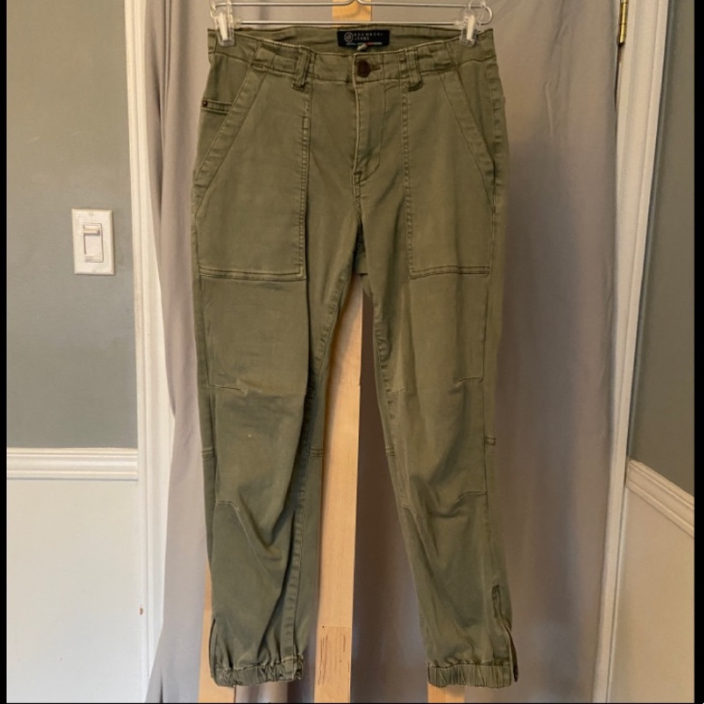 Form fitting cargo pants